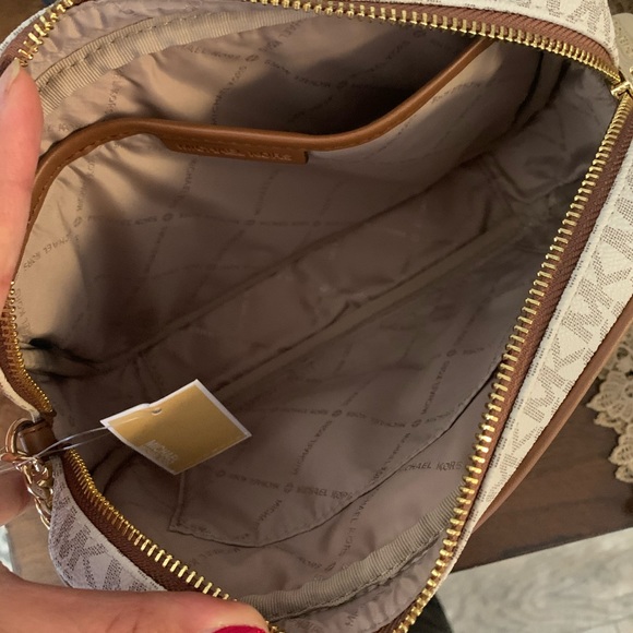 Aspen ♥️ new MK large Crossbody - Picture 5 of 8